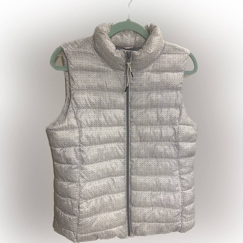 Gap Factory Gray and White Puffer Vest Size Medium